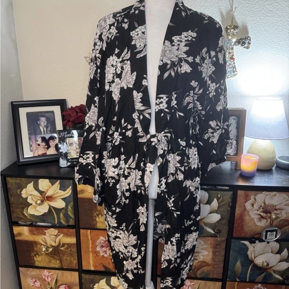 Spiritual Gangster Black and White Floral Kimono - Picture 1 of 9